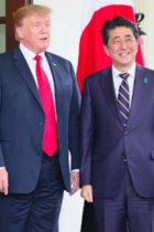 安倍首相がトランプ接待で「大相撲の伝統」破壊！ 天皇にもしない升席に椅子用意、スリッパで土俵に